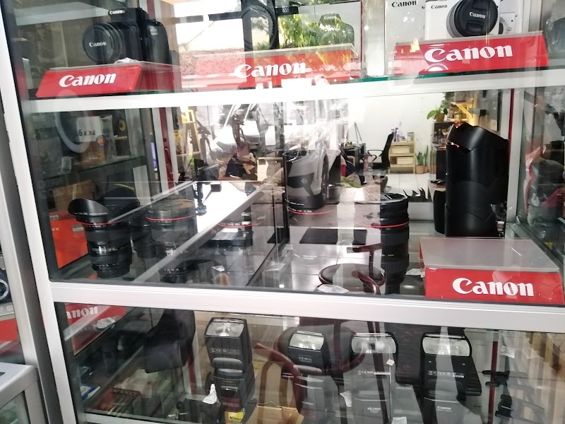 Muhbari/Bariyah: Belanja Serba Ada di Jantung Adipala